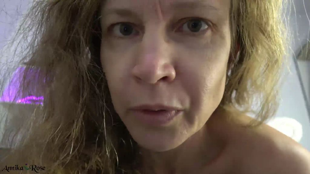 sexy foto nr. 3 von Strip in Leder und Motorradhelm