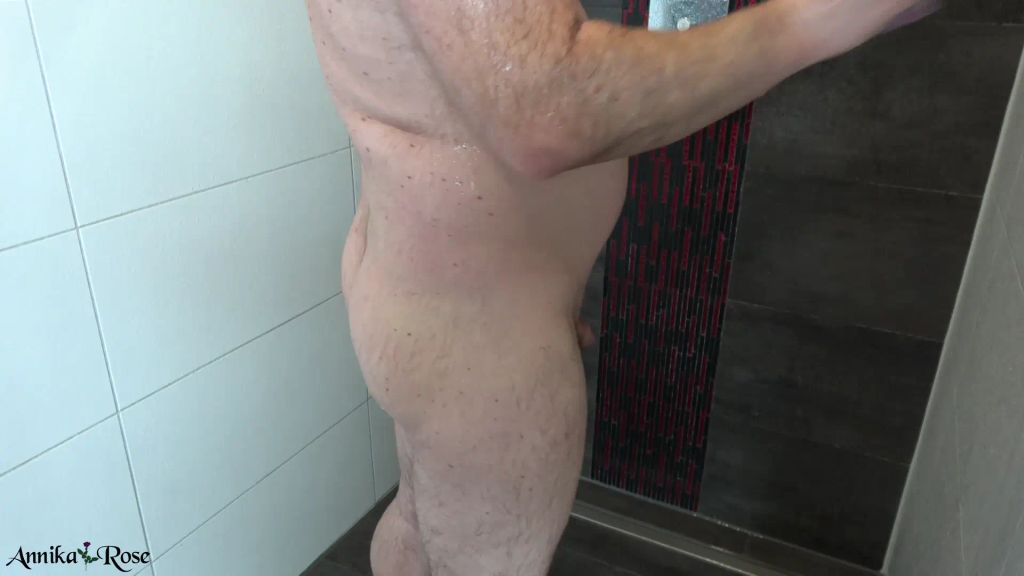sexy foto nr. 1 von Die Lehrerin erklärt – wie wasche ich deinen Penis?