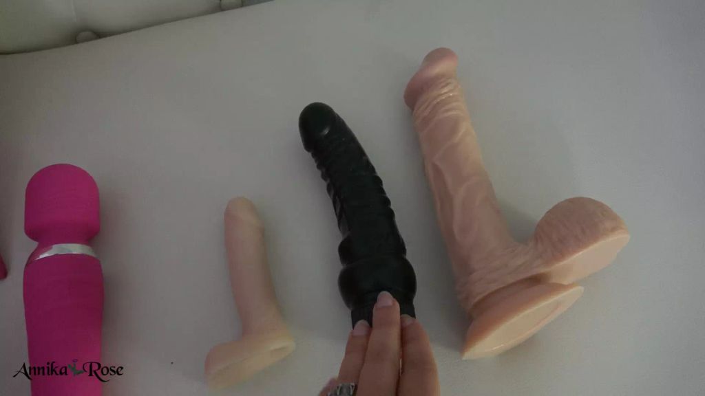 sexy foto nr. 1 von Von groß bis klein, was passt in meine Pussy?