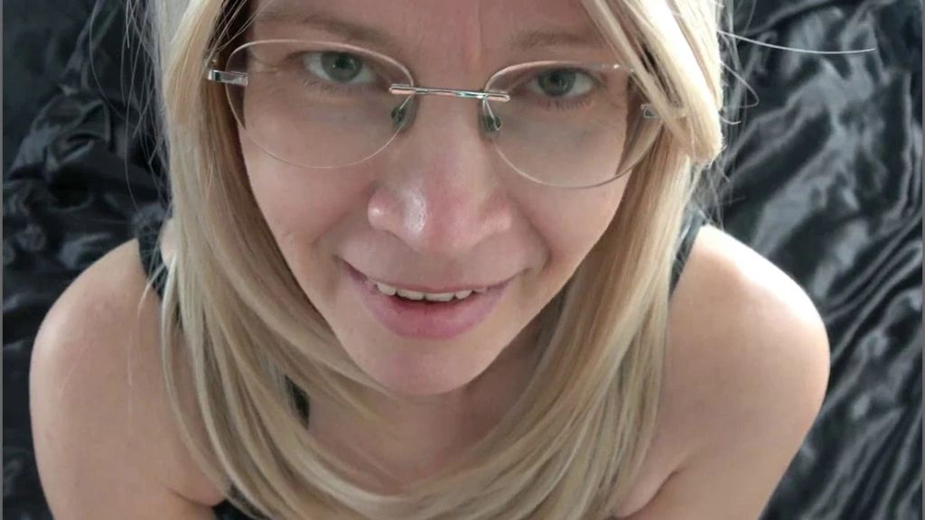 sexy foto nr. 10 von Cumshot von der behaarten Pussy wegwischen