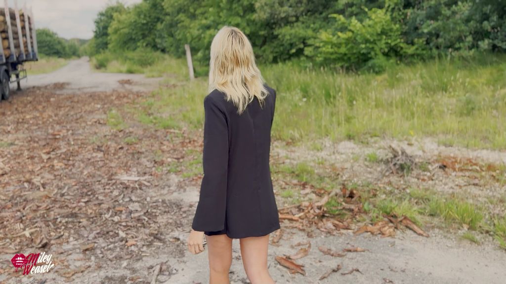 sexy foto nr. 1 von Kleiner Nacktwalk mit dicken Plug im Arsch !!