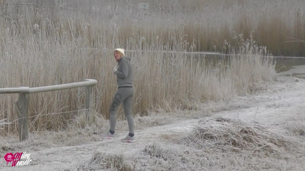 Geiler Schneehase tief in den Arsch gefickt !!