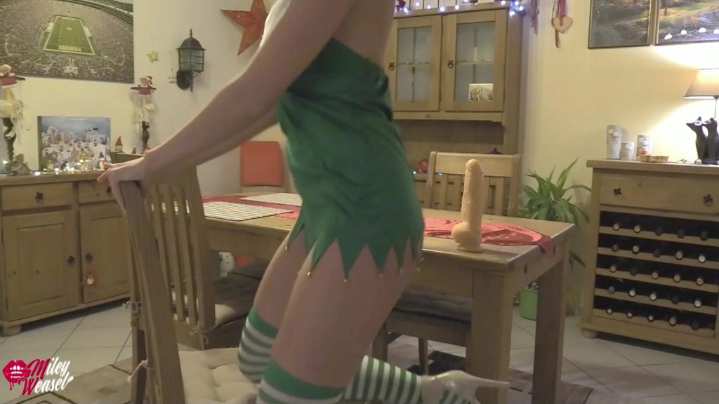 Versauter Weihnachtself reisst sich die Pussy auf !!