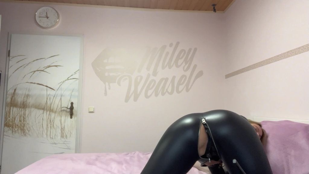 sexy foto nr. 3 von Deine geile Lacksau besorgt es sich hart !!