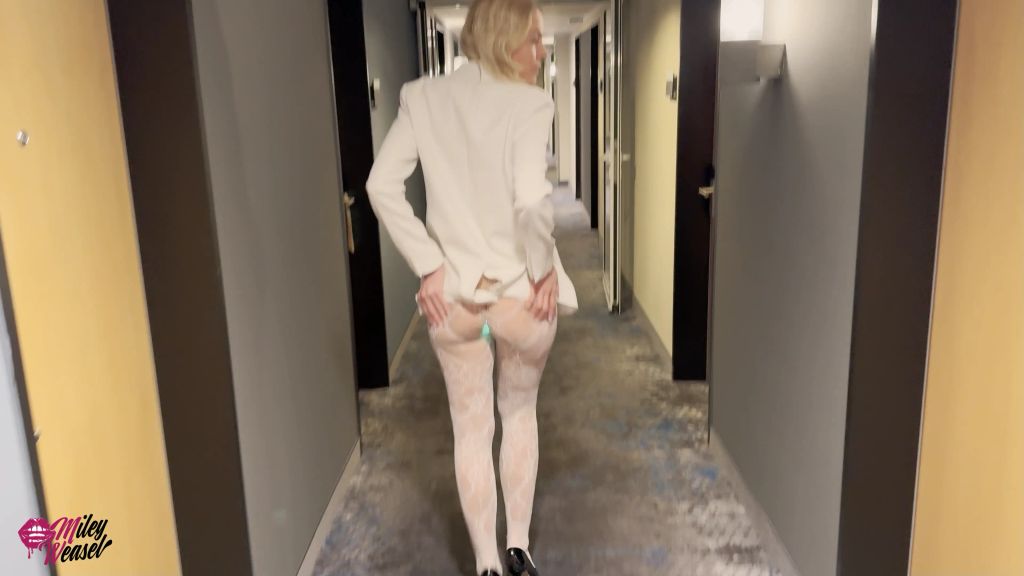 sexy foto nr. 1 von Versaute Blondine treibt es wild im Hotel !!