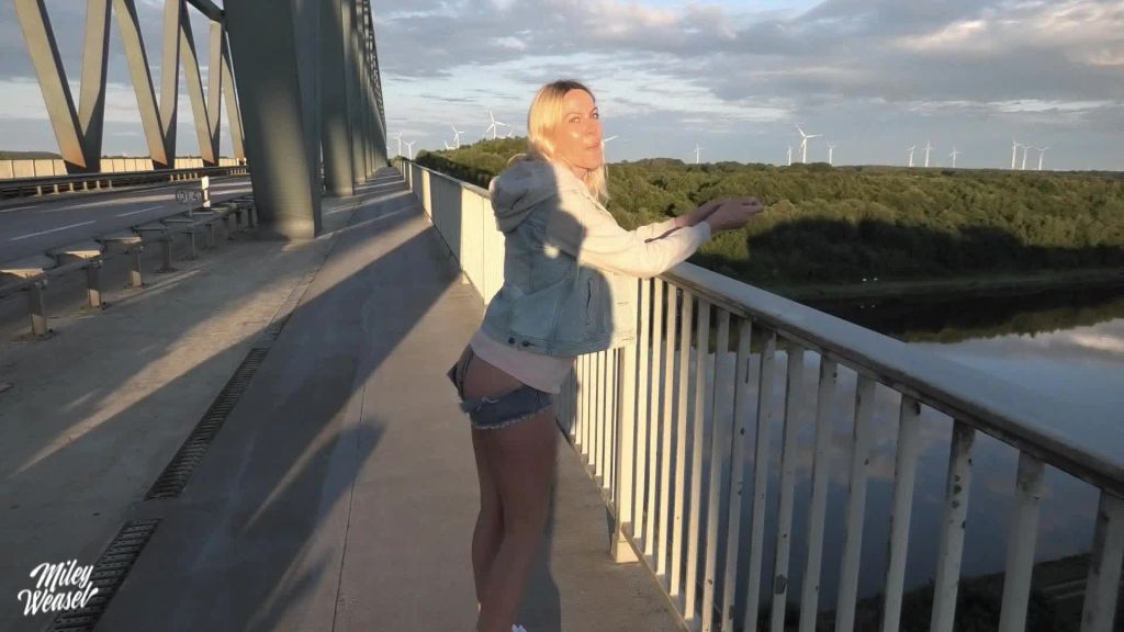 sexy foto nr. 1 von Public !! Das erste Mal total nackt auf einer Brücke...!!