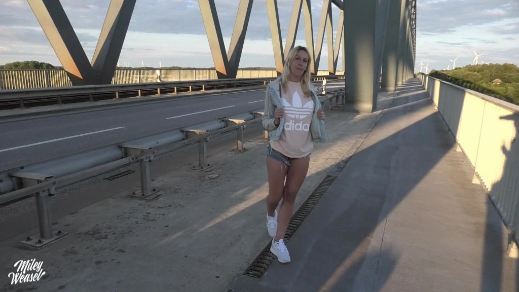 sexy foto nr. 2 von Public !! Das erste Mal total nackt auf einer Brücke...!!