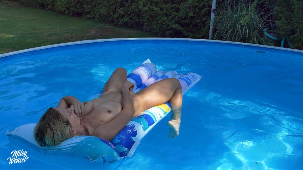 sexy foto nr. 7 von Intime Fingerspiele auf dem Pool !!