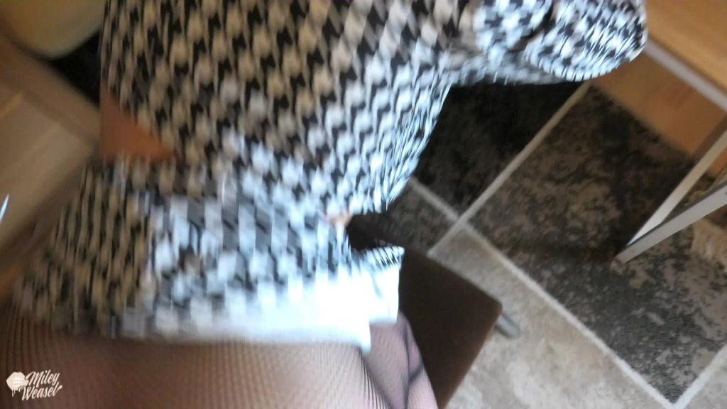 sexy foto nr. 4 von Geile Büroschlampe im Homeoffice gefickt !!