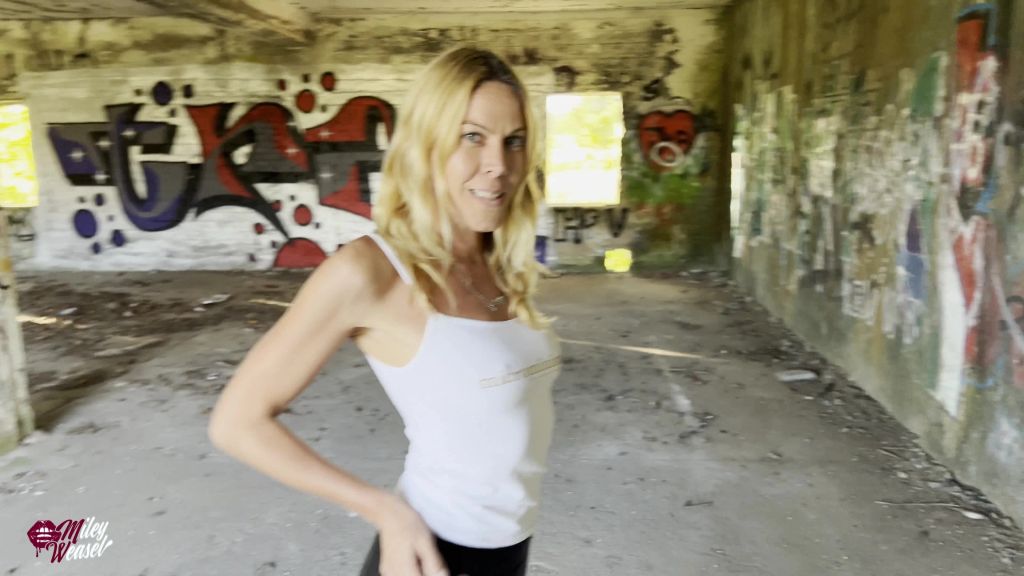 sexy foto nr. 1 von Einfach losgestrullert im LostPlace und geilem Outfit !!