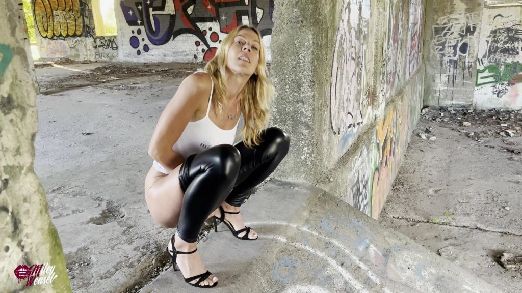 sexy foto nr. 3 von Einfach losgestrullert im LostPlace und geilem Outfit !!