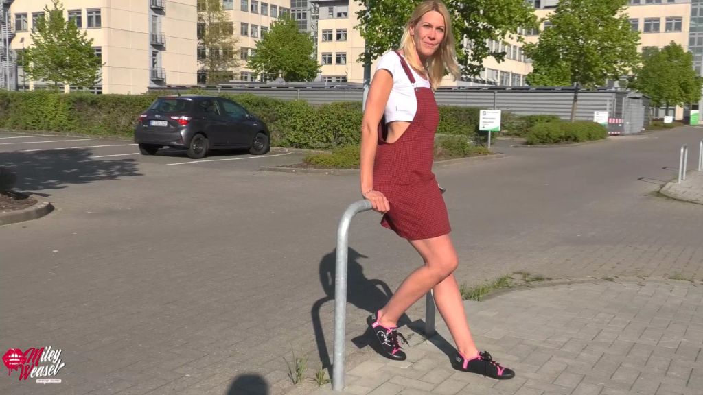 sexy foto nr. 1 von Firmenbitch lässt sich alle Löcher stopfen !!