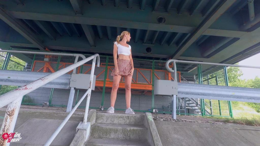 sexy foto nr. 1 von Einfach die Treppe runter gepinkelt!