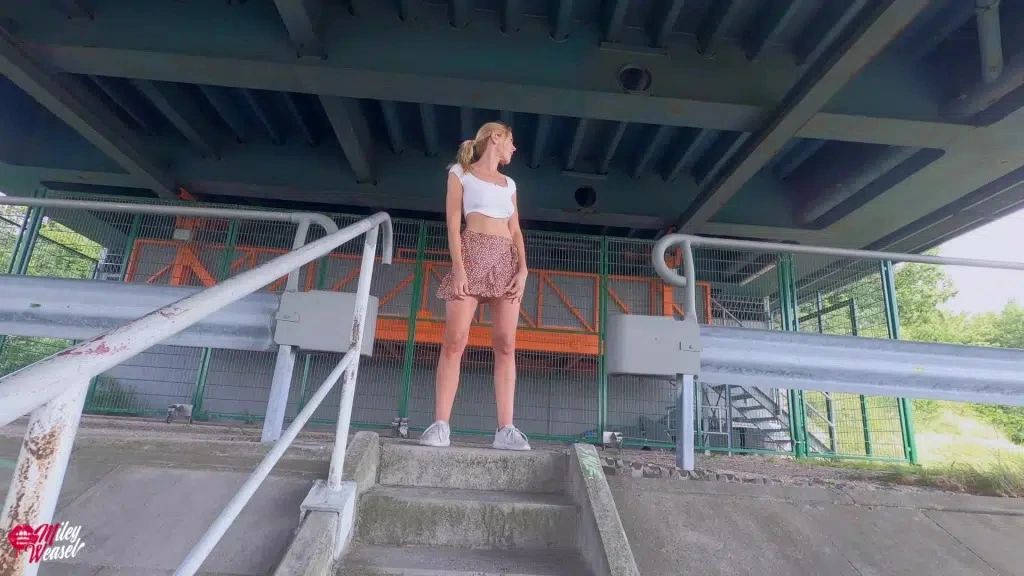 sexy foto nr. 9 von Einfach die Treppe runter gepinkelt!