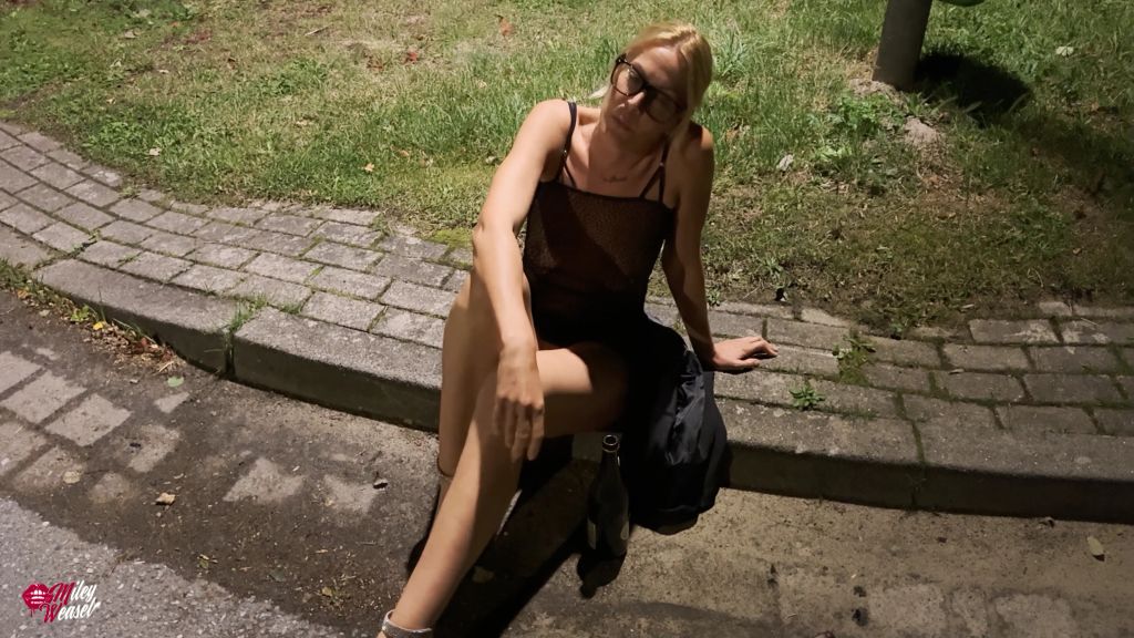 sexy foto nr. 1 von Öffentliche Demütigung...was macht die Sau nur mit mir ?