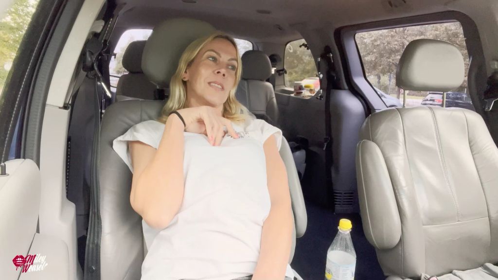 sexy foto nr. 1 von Fuck...allein im Auto auf dem öffentlichen Parkplatz erwisch