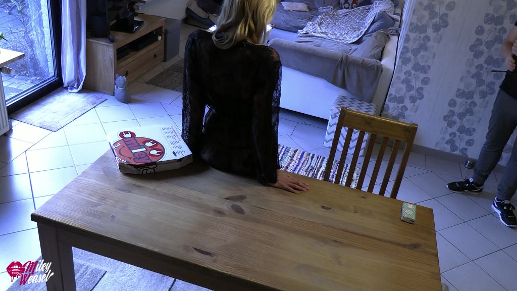 sexy foto nr. 7 von WTF !!! Damit hat der Pizzabote nicht gerechnet!! Heute wird