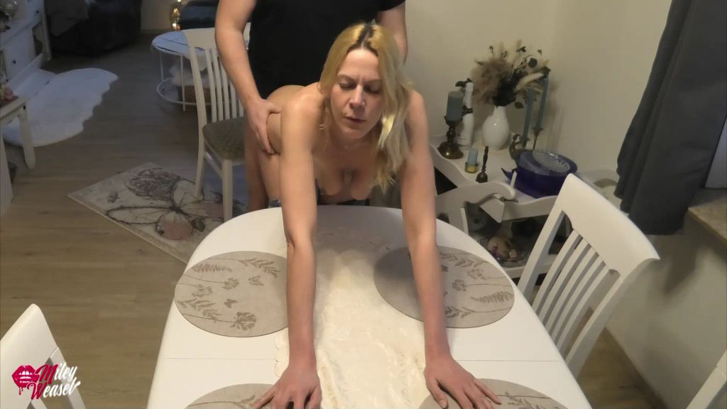 sexy foto nr. 5 von Geile JeansSchlampe auf dem Tisch zerfickt !!!