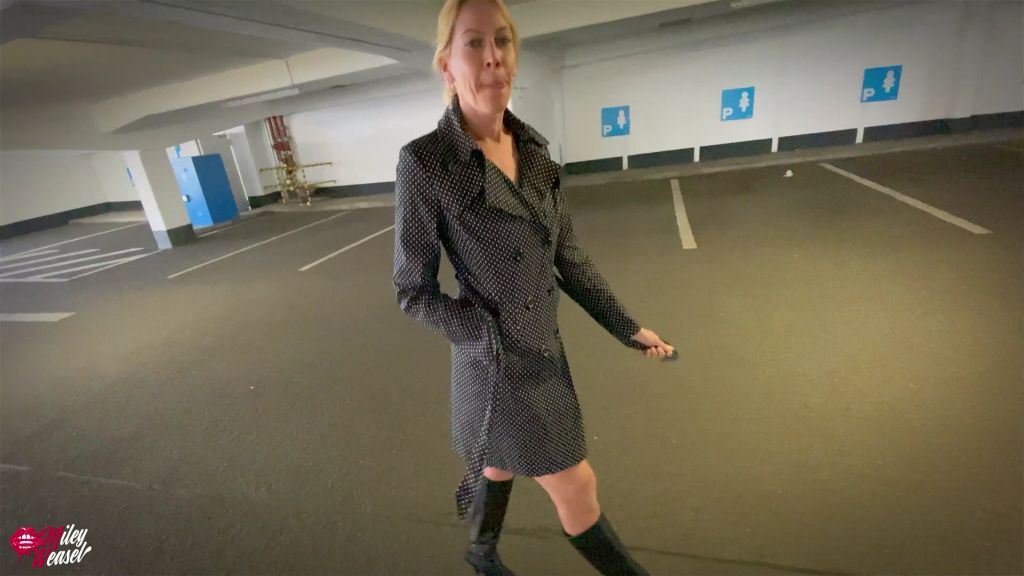 sexy foto nr. 1 von Blonde Büro Hure lässt sich den Arsch im Parkhaus ficken