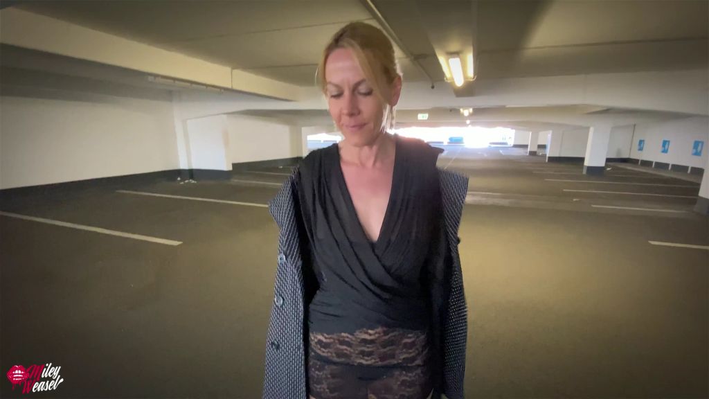 sexy foto nr. 2 von Blonde Büro Hure lässt sich den Arsch im Parkhaus ficken