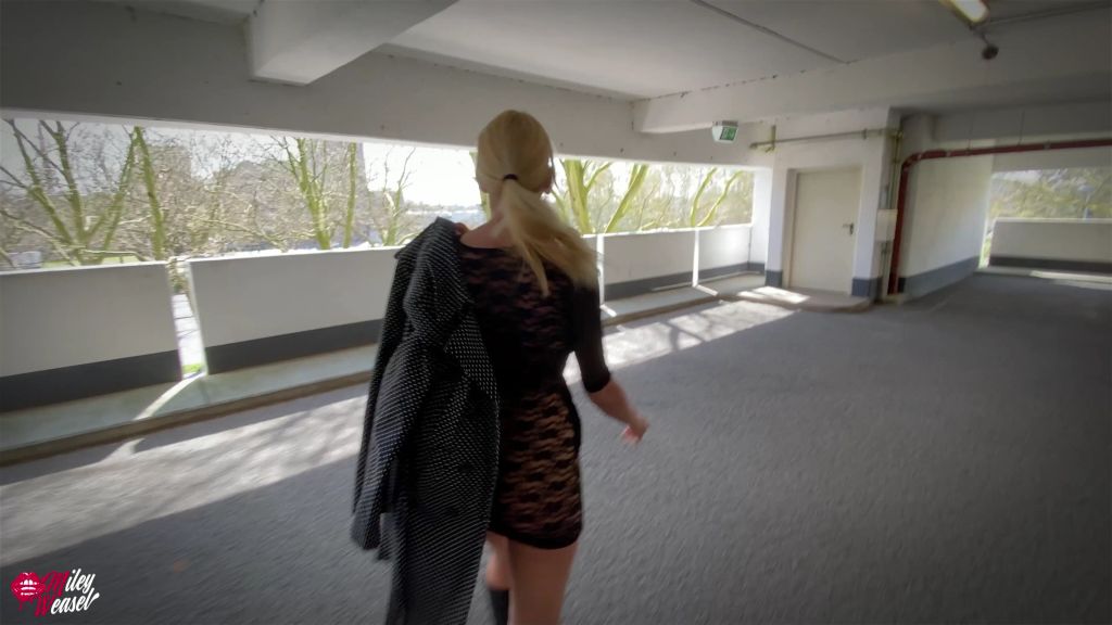 sexy foto nr. 8 von Blonde Büro Hure lässt sich den Arsch im Parkhaus ficken