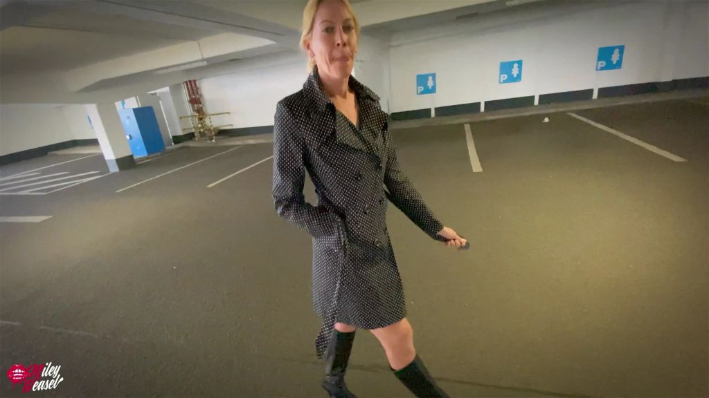 sexy foto nr. 10 von Blonde Büro Hure lässt sich den Arsch im Parkhaus ficken