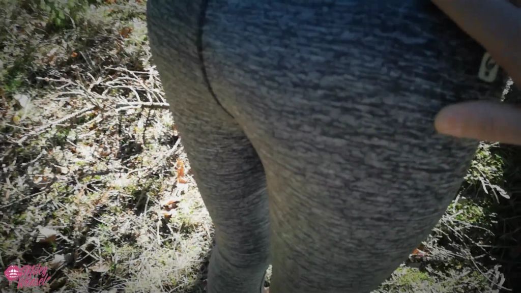 sexy foto nr. 3 von Schneller Fick beim Joggen im Wald !! Alles vollgesaut !!
