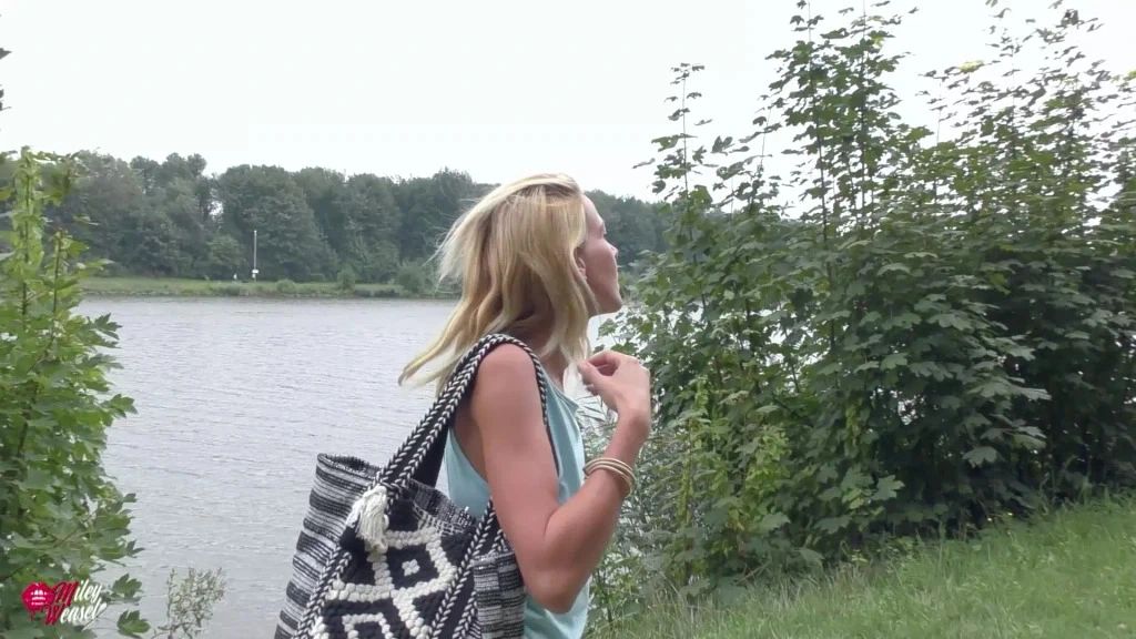 Fremder Kerl fickt mir meinen Arsch...mitten an Kanal !!