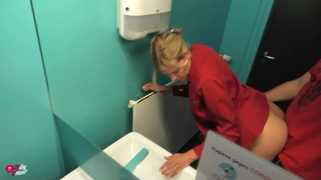 sexy foto nr. 4 von Erwischt ? Schnelle Nummer auf der Firmentoilette!
