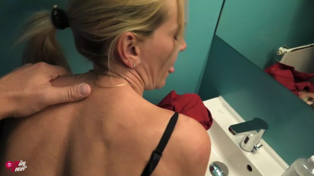 sexy foto nr. 6 von Erwischt ? Schnelle Nummer auf der Firmentoilette!