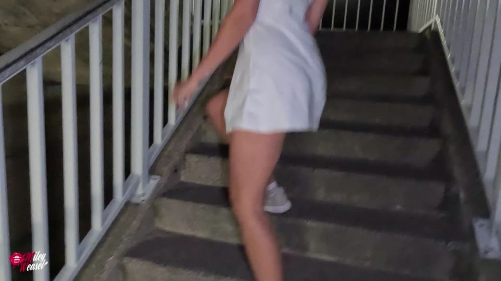 sexy foto nr. 5 von Public PussyFlashing.....