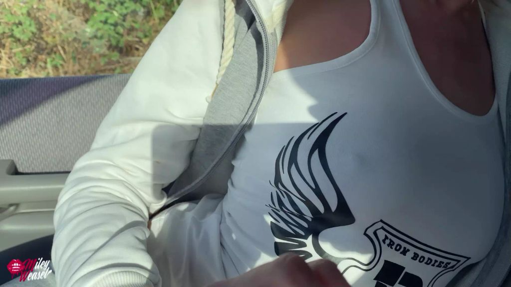 sexy foto nr. 2 von Versaute Joggerin auf belebten Parkplatz...