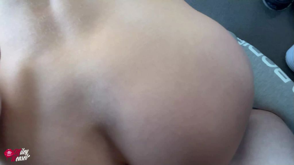 sexy foto nr. 5 von Versaute Joggerin auf belebten Parkplatz...