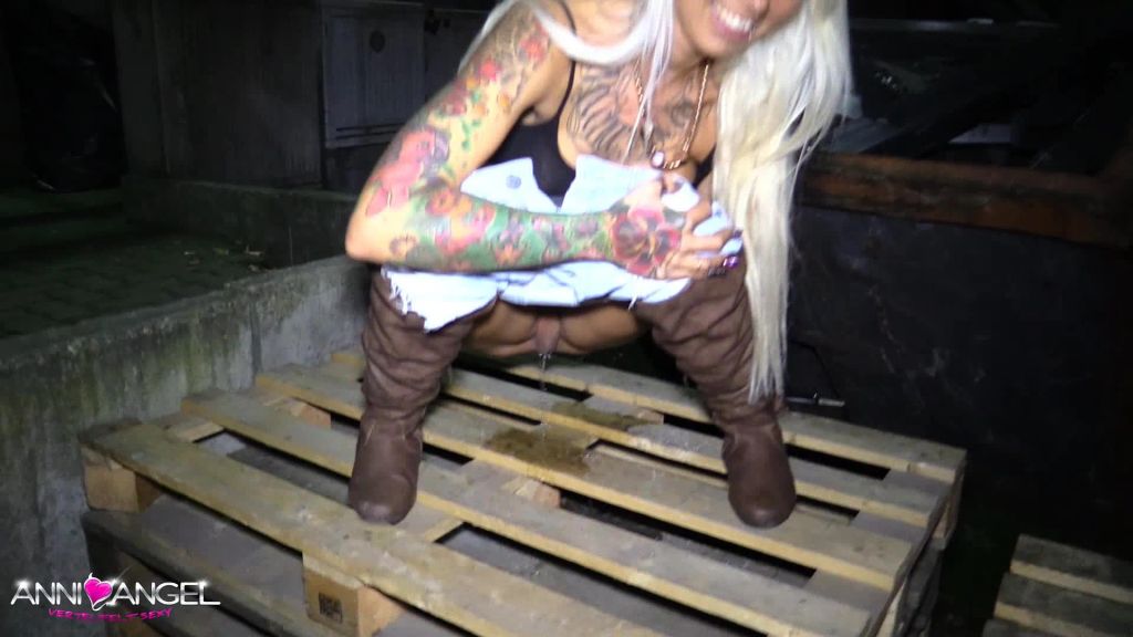 sexy foto nr. 7 von Public Piss - öffentlicher Parplatz