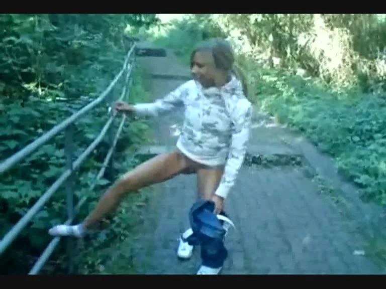 sexy foto nr. 2 von Pipi in den Wald
