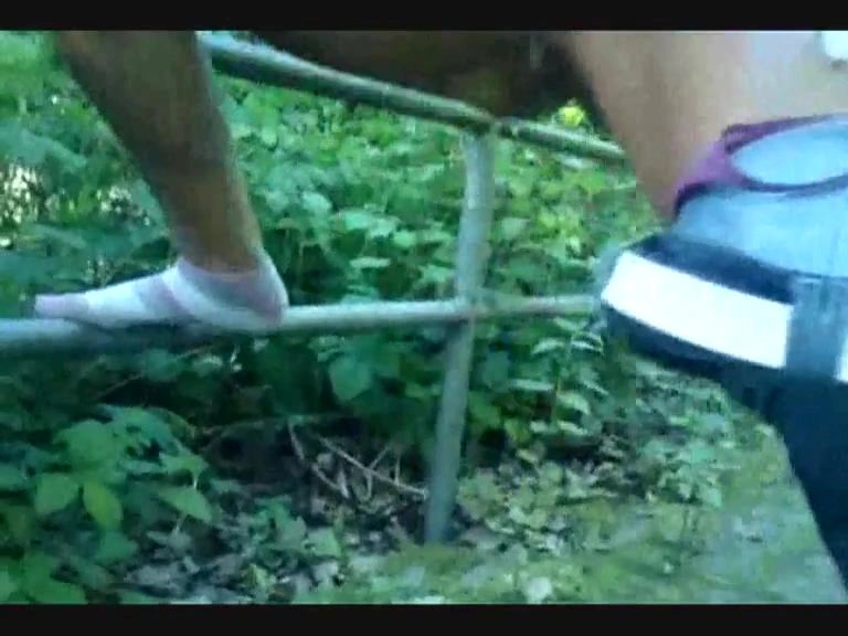 sexy foto nr. 7 von Pipi in den Wald