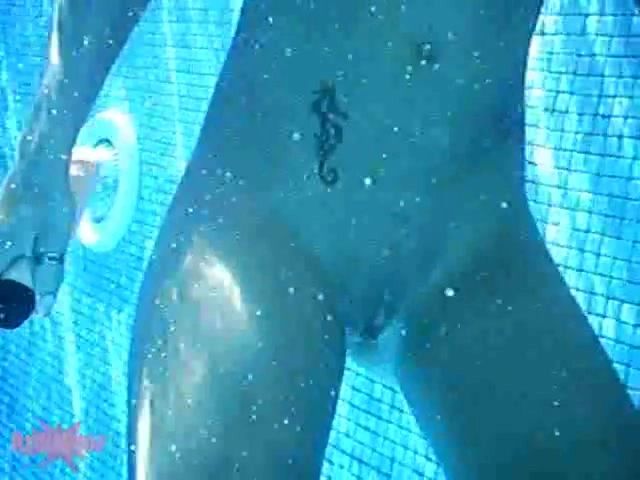 sexy foto nr. 3 von Geile Unterwasser Dildoshow