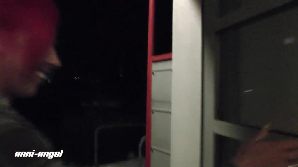 sexy foto nr. 2 von Dummer Fotze vors Fenster gepisst
