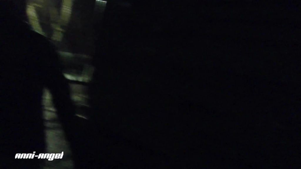 sexy foto nr. 4 von Dummer Fotze vors Fenster gepisst