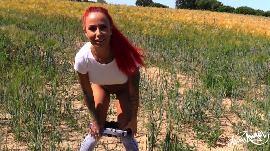 sexy foto nr. 3 von Schön das Feld gedüngt - Pipi in die freie Natur