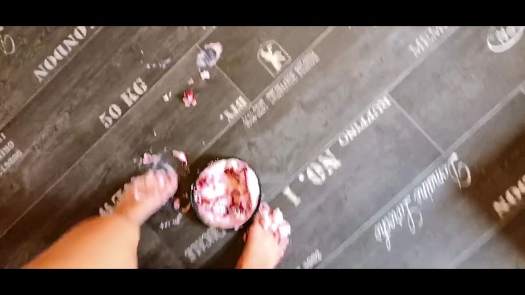 sexy foto nr. 6 von Wish Clip : Birthday Cake Crushing !!