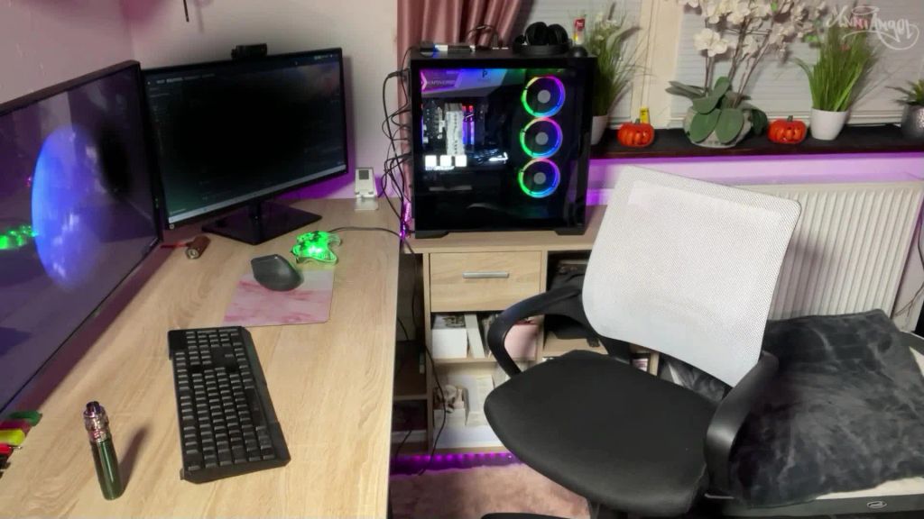 sexy foto nr. 1 von NERD VERFÜHRT... auch ein Nerd braucht eine saftige Muschi !