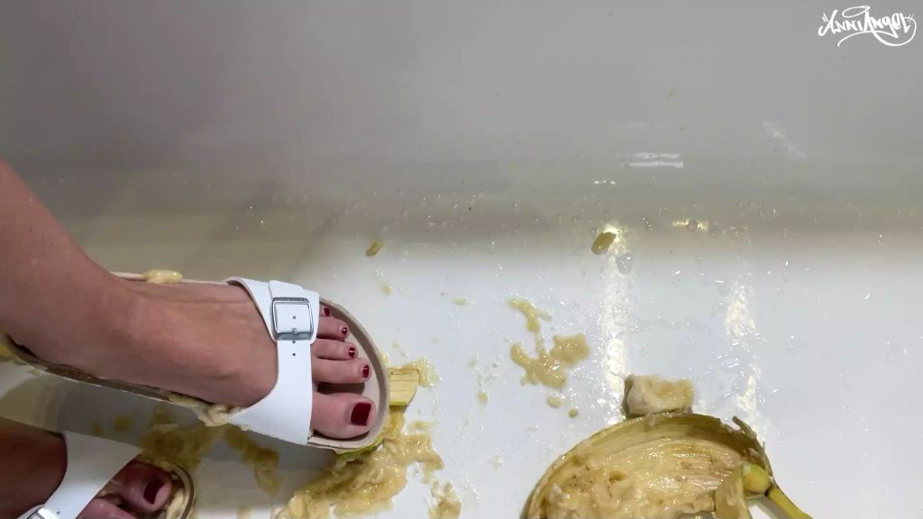 sexy foto nr. 5 von FEET CRUSH AND PISS ON IT !! Deine Banane muss leiden ;)
