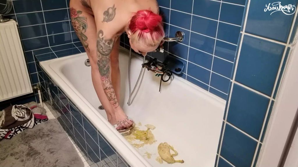 sexy foto nr. 6 von FEET CRUSH AND PISS ON IT !! Deine Banane muss leiden ;)