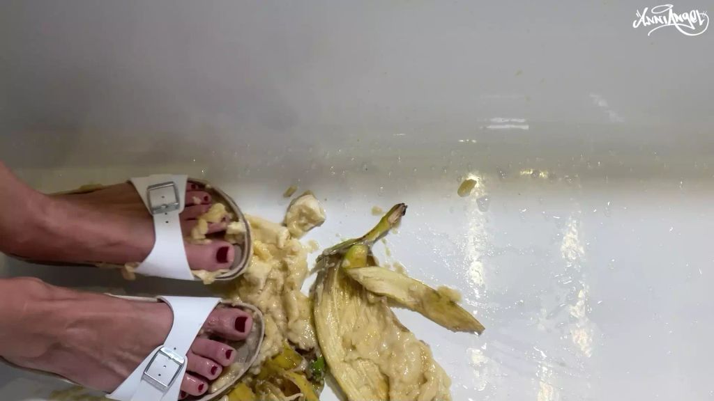 sexy foto nr. 7 von FEET CRUSH AND PISS ON IT !! Deine Banane muss leiden ;)