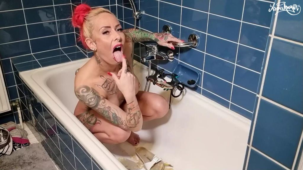 sexy foto nr. 9 von FEET CRUSH AND PISS ON IT !! Deine Banane muss leiden ;)