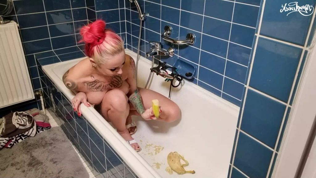 FEET CRUSH AND PISS ON IT !! Deine Banane muss leiden ;)