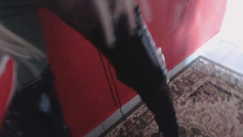 sexy foto nr. 4 von SCHLUCK den ABSATZ meiner LACKoverknees!
