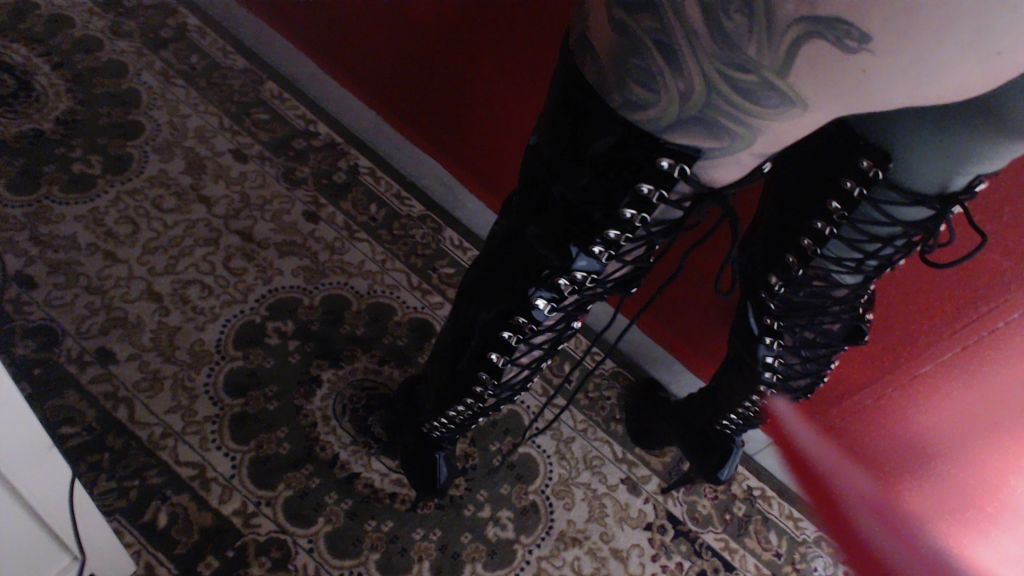SCHLUCK den ABSATZ meiner LACKoverknees!
