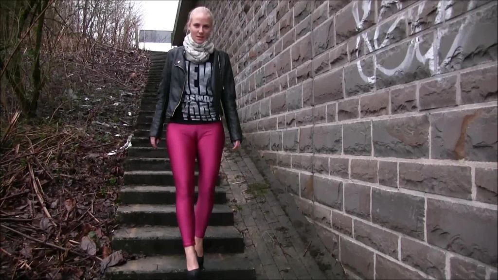 sexy foto nr. 1 von Scharfer Cameltoe PISS in Spandex Leggings